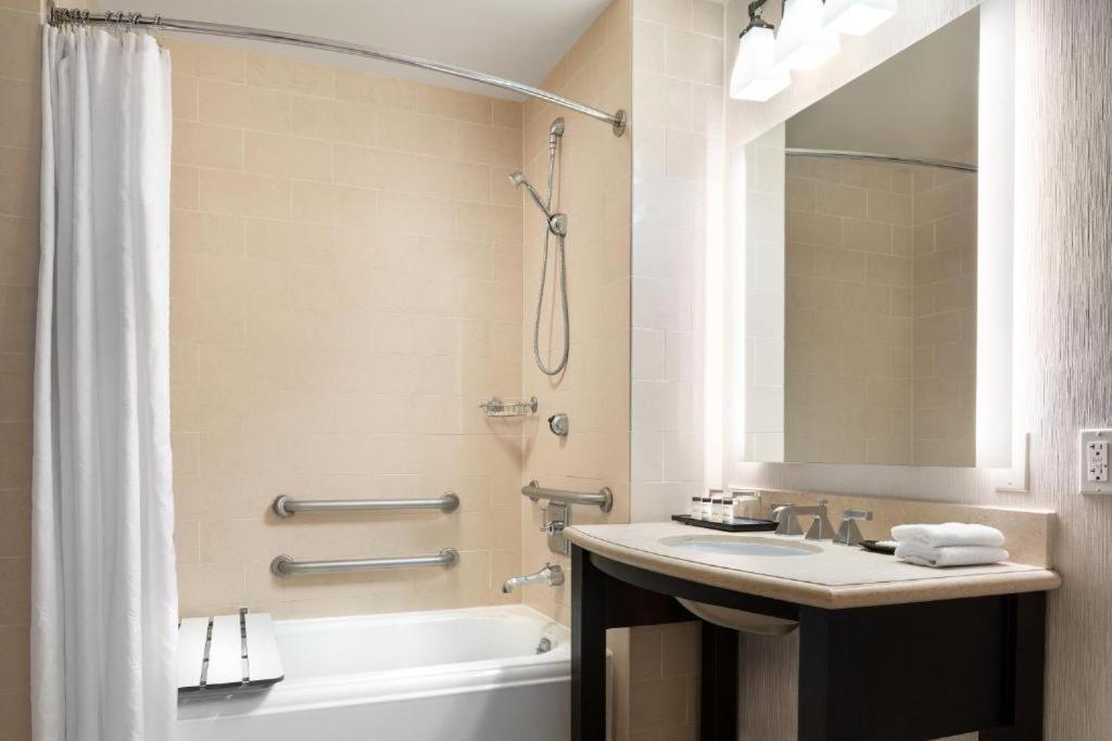 Sheraton Garden Grove-Anaheim South Екстериор снимка